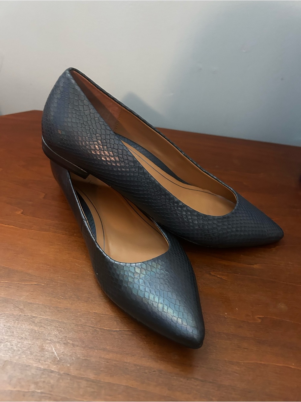 Vionic Lena iridescent snake embossed Dark Blue/Teal Pointed-Toe Flats size 9